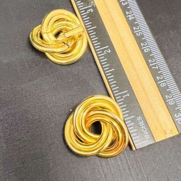 Vintage Celtic Intertwined Ring Circle Clip on Gold Tone Shiny Earrings 4336 - Picture 4 of 5